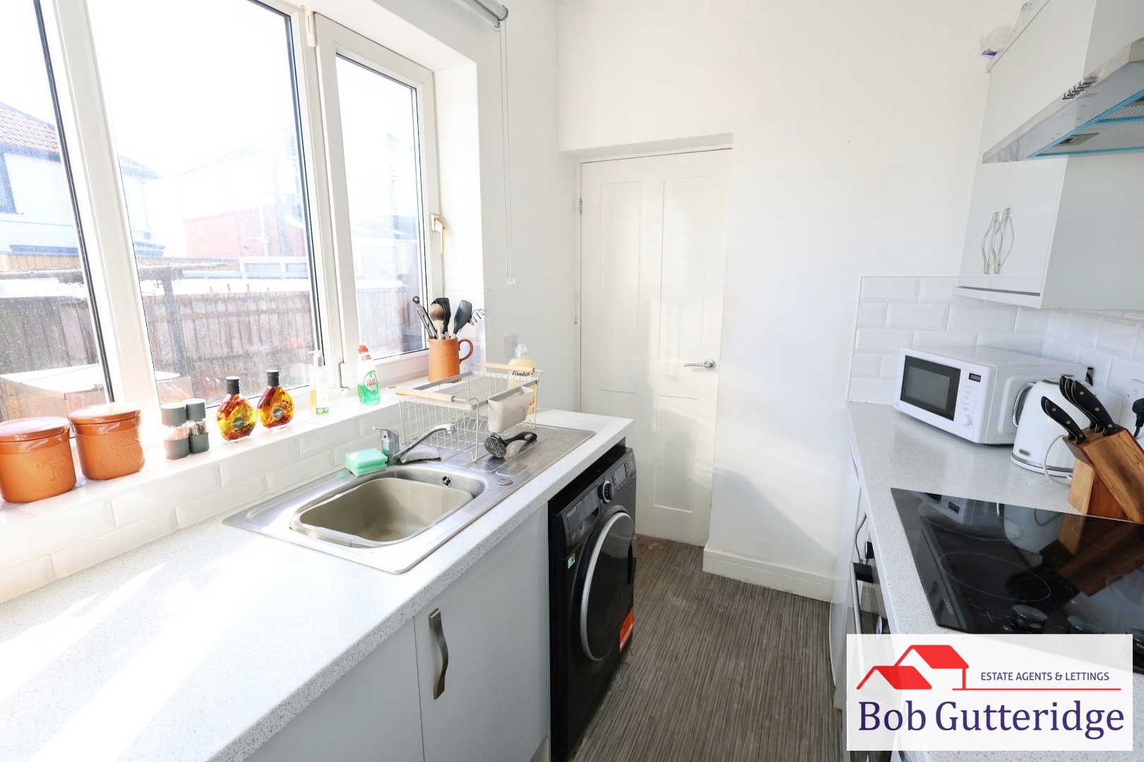 FITTED KITCHEN